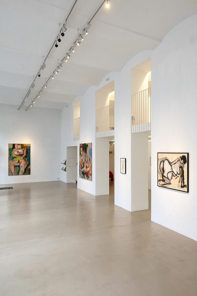 EInblick in Galerie ZSart, hoher Raum mit 4 Bildern an den Pfeilern